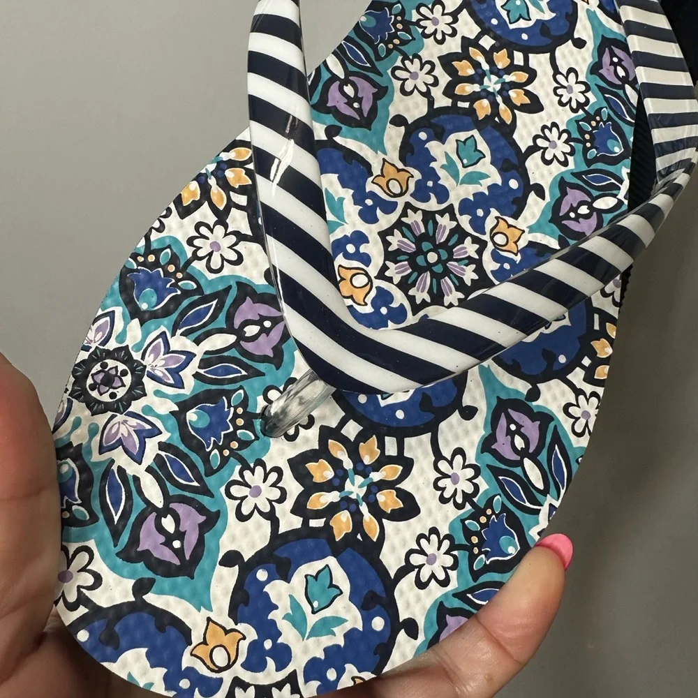 NEW Vera Bradley Flip Flops Size 9-10 Lisbon Medallion Cool‎ Blue - Picture 2 of 6
